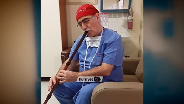 Prof. Dr. Bingür Sönmez hastaları için yoğun bakımda çoban kavalı çalıyor