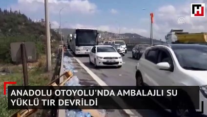 Anadolu Otoyolu'nda ambalajlı su yüklü tır devrildi
