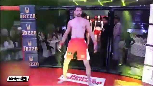 Şov yaparak ringe çıkan boksör 9 saniyede nakavt oldu