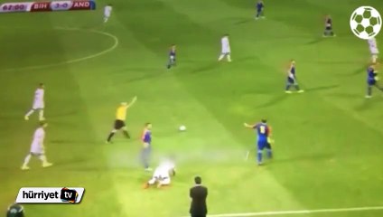 Besic, rakibinine sakız atınca kırmızı kart gördü