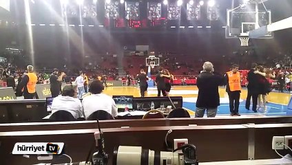 Anadolu Efes - Cedevita Zagreb maçının devre arasında Vals