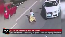 Oyuncak arabayla ana yola çıktı, polise yakalandı