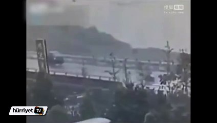 Çin'deki köprü bir anda yıkıldı