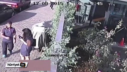 Beyoğlu'nda kadına kapkaç anı kamerada