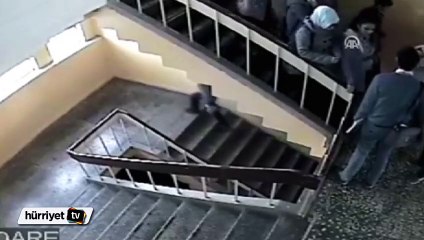 Karaman'da lise öğrencisinin merdivenden düşme anı