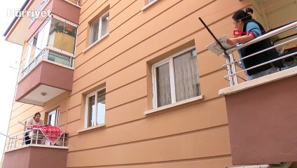 Balkondan balkona 'isim-şehir' oynayıp, türkü söylediler