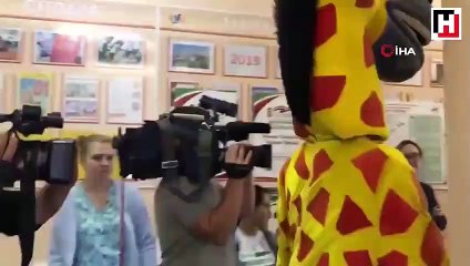 Animatörlerin kostümleriyle oy kullanması tartışmalara yol açtı