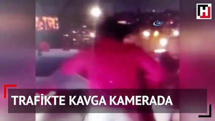 Trafikte kavga kamerada! Araç içindeki sürücüyü böyle darp ettiler
