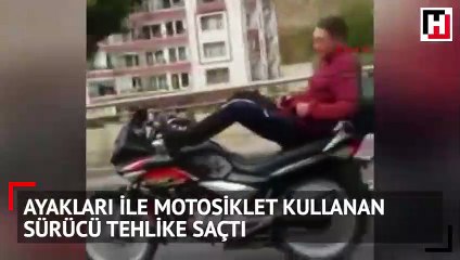 Ayakları ile motosiklet kullanan sürücü tehlike saçtı