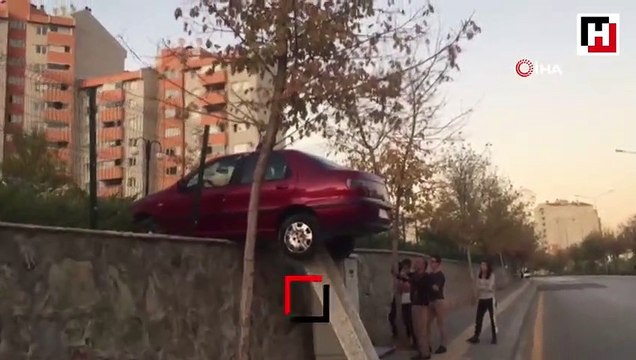 Freni boşalan otomobil duvarda asılı kaldı