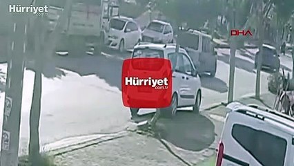 El frenini çekmediği araç park halindeki araçlara böyle çarptı