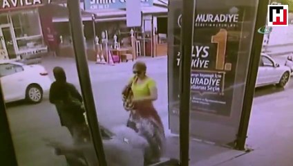 Otobüs beklerken bir anda kendilerini yerde buldular