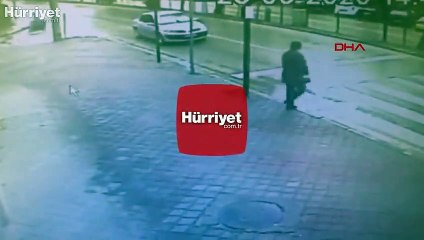 Anne ile kızı, kazadan saniyelerle kurtuldu