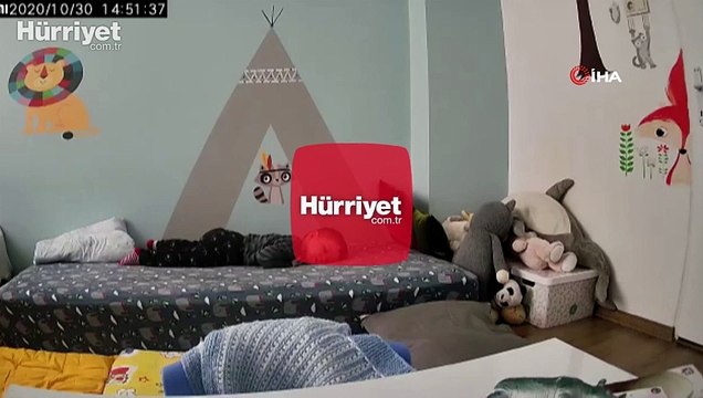 Son dakika haber... İzmir depreminden yeni görüntü! Anne evladını böyle korudu