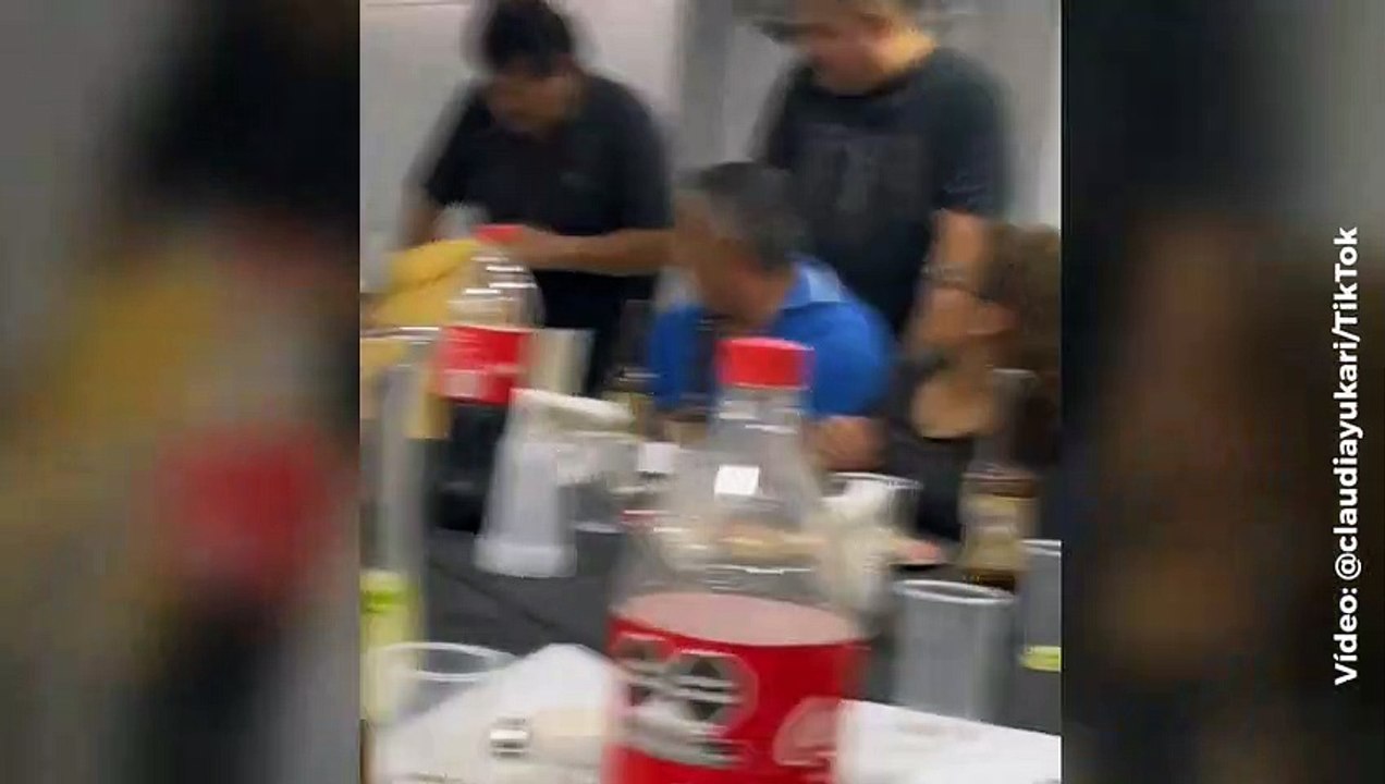 Regalos que tocan el alma: hombre se conmueve al recibir un peluche con la voz de su esposa fallecida