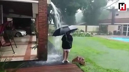 Oğlunun yanına düşen yıldırımı görüntüledi