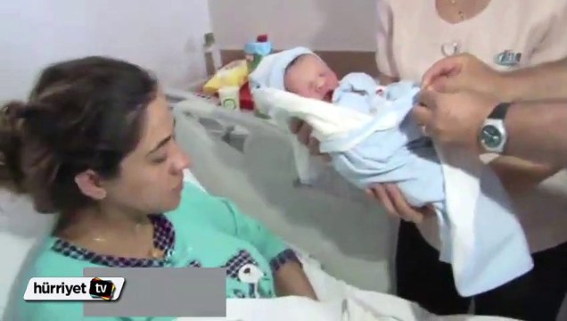 Şehit Astsubay Mehmet Yalçın Nane'nin oğlu anne kucağında