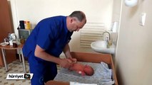 Rusya'da göbek bağı düşmemiş bebeğe doktordan işkence gibi muayene