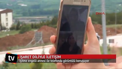 İşitme engelli annesi ile telefonda görüntülü konuşuyor
