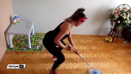 Temizlik eşliğinde spor yapan hamarat anne