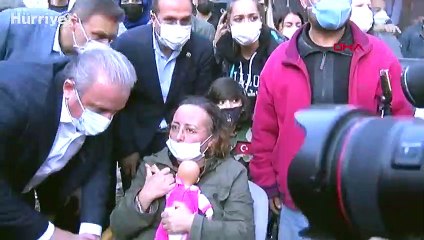 Dört kızı enkaz altında kalan anne Nilay Yücel'in acılı bekleyişi