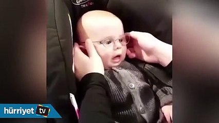 Bebeğin gözlük sevinci