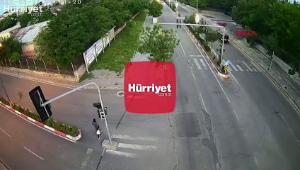 Anne ve kızını ölümden, trafik kazası kurtardı