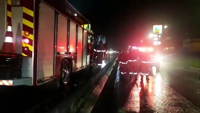 Alagamento na marginal da BR-277 pega motoristas de surpresa e Corpo de Bombeiros é mobilizado para resgates