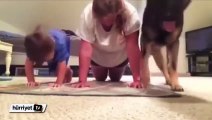 Anne ve çocuğa eşlik ederek şınav çeken zeki köpek