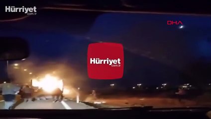 Kamyonet kasasındaki yangının söndürmek için seferler oldular