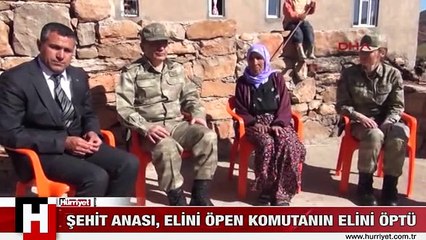 Şehit annesi elini öpen komutanın elini öptü