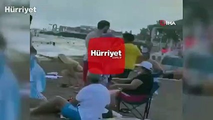 Sahilde tepki çeken şaka... Korkan tatilciler bir süre denize girmedi