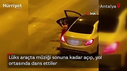 Lüks araçta müziği açıp, yol ortasında dans ettiler