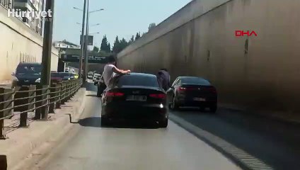 Otomobilin tavanında seyir halinde oyun oynadılar
