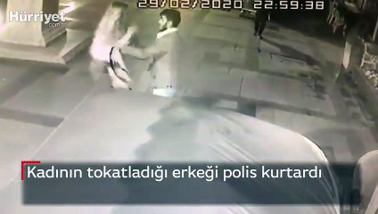 Video herunterladen: Defalarca tokatladı, masa ve sandalyeleri devirdi, ortalık karıştı