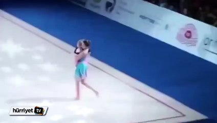 Annesinin şovuna renk katan minik çocuk