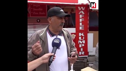 Sokak köpeği emzirdiği kedi yavrusuna annelik yapıyor