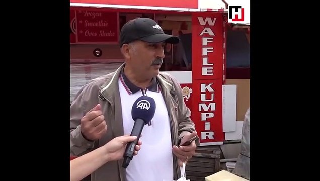 Sokak köpeği emzirdiği kedi yavrusuna annelik yapıyor