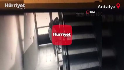 Download Video: Hırsızın rahat tavırları 'pes' dedirtti... Depodan eşya çalıp çıkarken apartman yöneticisine böyle selam verdi