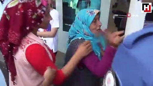Kucağında torunu bebekle direnen kadın polis ve zabıtaya zor anlar yaşattı