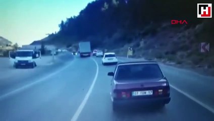 Trafikte makas atan TIR'ın görüntüsü kamerada