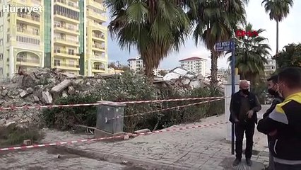 Kentsel dönüşümdeki binanın kontrollü yıkımı kamerada