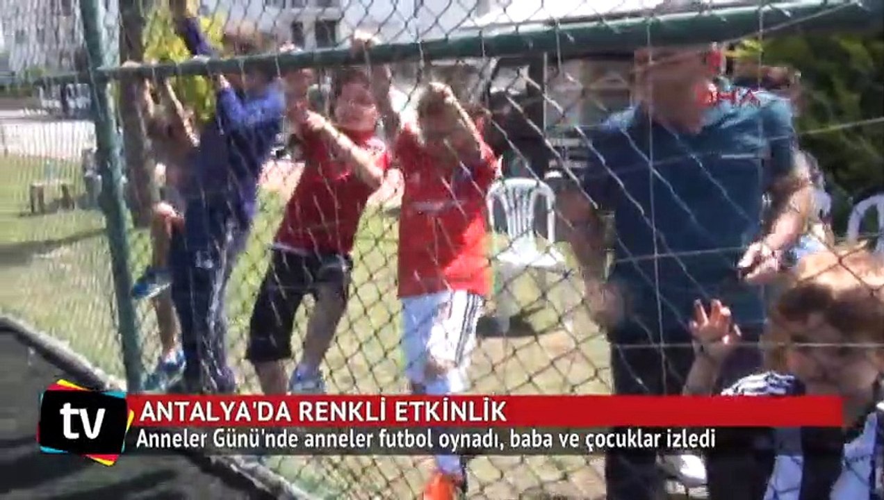 Anneler futbol oynadı, babalar ve oğullar tribünde destek verdi