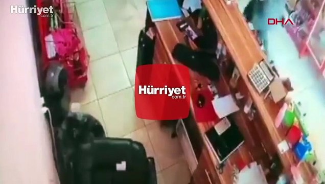 Kasadan 700 lira çaldı, bahşiş gibi 5 lira bırakıp kaçtı! İşte o anlar...