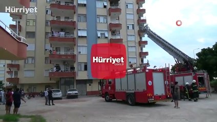 Kocasının eşyalarını balkonda yaktı!