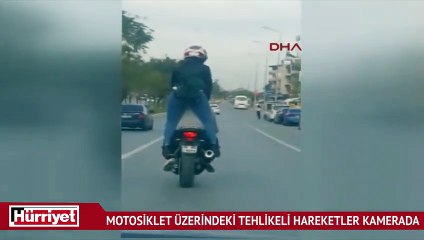Motosiklet üzerindeki kadından trafikte tehlikeli hareketler