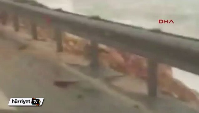 Antalya'da dev dalgalar yolu esir aldı