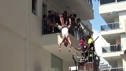 Kriz geçirip kendini eve kilitleyen vatandaş, polise zor anlar yaşattı