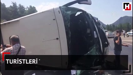 Turistleri taşıyan otobüs kaza yaptı