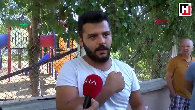 Sokakta yumrukladığı eşinin boğazına bıçak dayadı